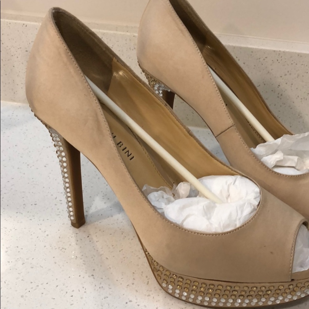 Gianni Bini tan and gold peep toe platform heels